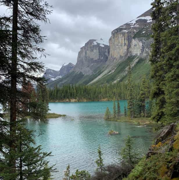 A scenic view of a lake in the Rocky Mountains.